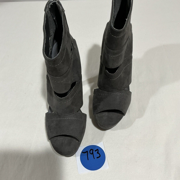Woman’s Forever 21 Gray Faux Suede Size 7 Platform Strappy Open Toe Ankle Boots - Picture 1 of 8